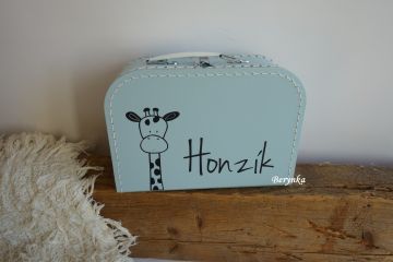 Kufřík se jménem a žirafou