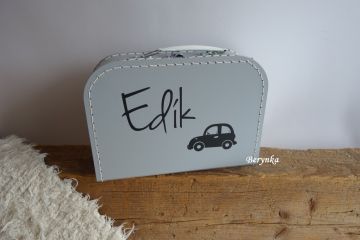 Kufřík se jménem a autíčkem