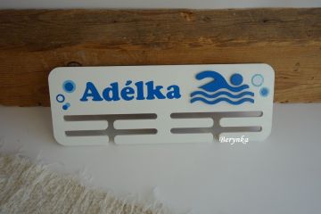 Věšák na medaile s plavkyní