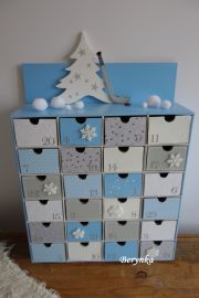 Adventní kalendář modro-šedý s florbalovou hokejkou