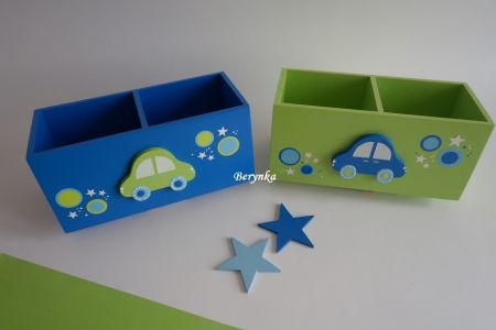 Dřevěný stojánek na tužky s autíčkem