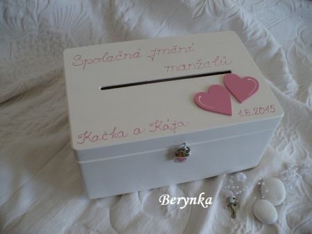 Dřevěná svatební bedýnka se srdíčky