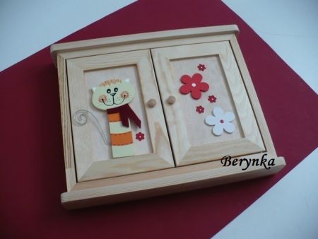 Dřevěná skříňka na klíče s kocourem a kytičkami