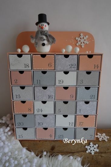 Adventní kalendář meruňkovo-stříbrný se sněhulákem