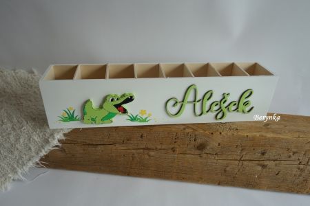 Dřevěný stojánek na tužky s krokodýlem