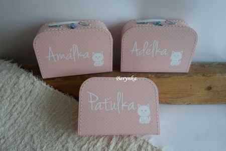 Kufřík se jménem a kočičkou