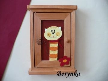 Dřevěná skříňka na klíče s kocourem