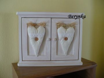 Dřevěná skříňka na klíče s látkovými srdíčky