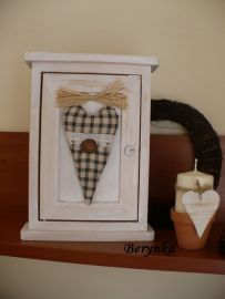 Dřevěná skříňka na klíče s látkovými srdíčky