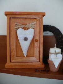 Dřevěná skříňka na klíče s látkovými srdíčky