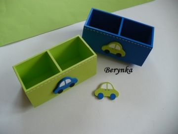Dřevěný stojánek na tužky s autíčkem