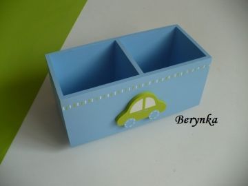 Dřevěný stojánek na tužky s autíčkem