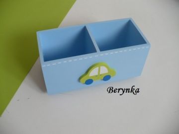 Dřevěný stojánek na tužky s autíčkem