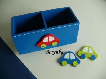 Dřevěný stojánek na tužky s autíčkem