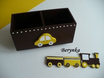 Dřevěný stojánek na tužky s autíčkem