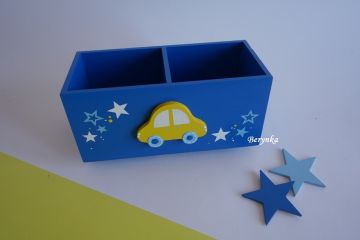 Dřevěný stojánek na tužky s autíčkem
