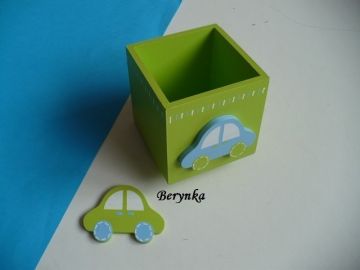 Dřevěný stojánek na tužky s autíčkem