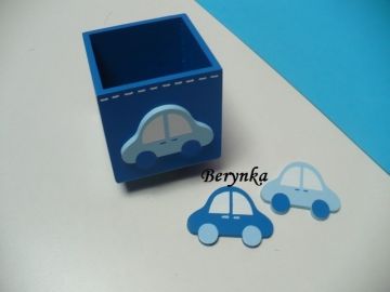 Dřevěný stojánek na tužky s autíčkem