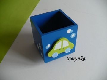 Dřevěný stojánek na tužky s autíčkem