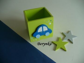 Dřevěný stojánek na tužky s autíčkem