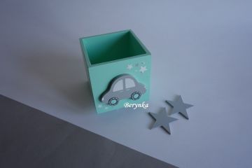 Dřevěný stojánek na tužky s autíčkem
