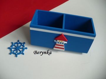 Dřevěný stojánek na tužky s majákem