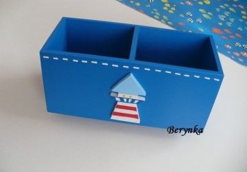 Dřevěný stojánek na tužky s majákem
