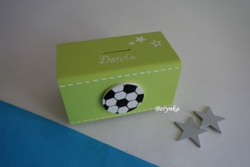 Dřevěná pokladnička s fotbalovým míčem