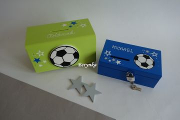 Dřevěná pokladnička s fotbalovým míčem