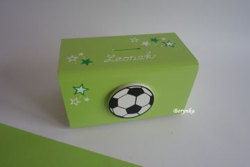 Dřevěná pokladnička s fotbalovým míčem