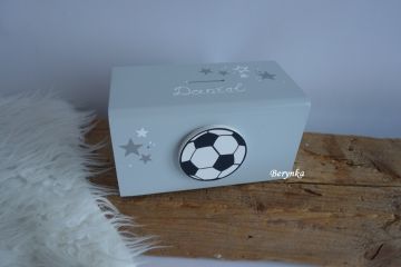 Dřevěná pokladnička s fotbalovým míčem