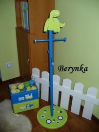 Věšák - němý sluha s dinosaurem