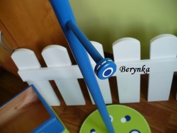 Věšák - němý sluha s dinosaurem