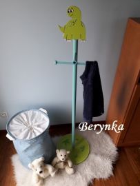 Věšák - němý sluha s dinosaurem