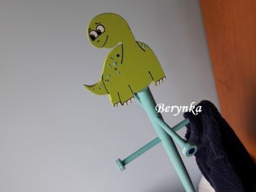 Věšák - němý sluha s dinosaurem