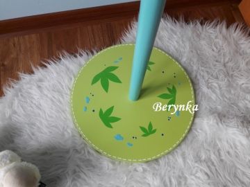 Věšák - němý sluha s dinosaurem