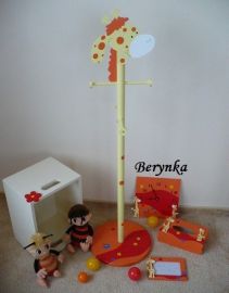 Věšák - němý sluha se žirafou