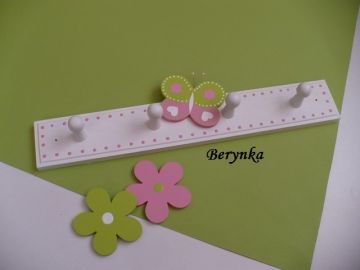 Dětský věšák s motýlky