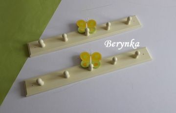 Dětský věšák s motýlky
