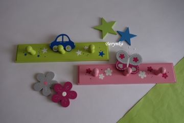 Dětský věšák s motýlky