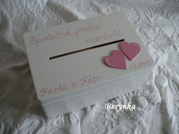 Dřevěná svatební bedýnka se srdíčky