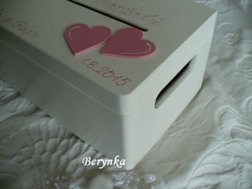 Dřevěná svatební bedýnka se srdíčky