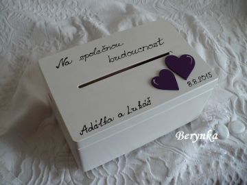 Dřevěná svatební bedýnka se srdíčky