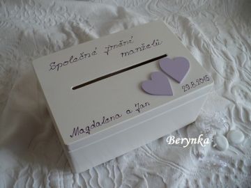 Dřevěná svatební bedýnka se srdíčky