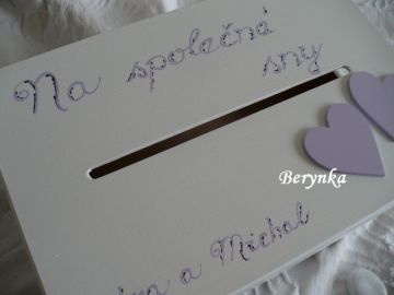 Dřevěná svatební bedýnka se srdíčky