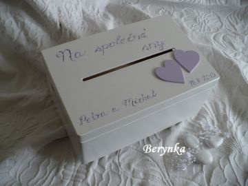 Dřevěná svatební bedýnka se srdíčky