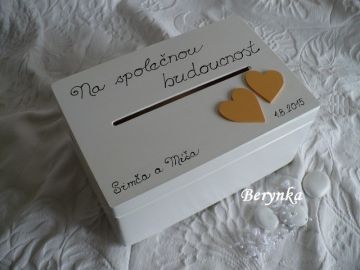 Dřevěná svatební bedýnka se srdíčky