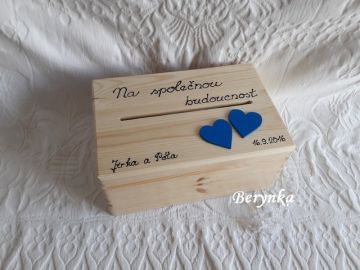 Dřevěná svatební bedýnka se srdíčky