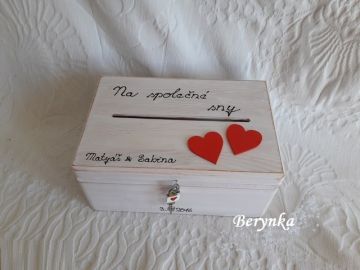 Dřevěná svatební bedýnka se srdíčky
