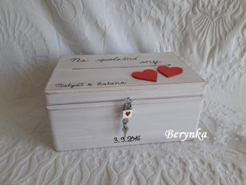 Dřevěná svatební bedýnka se srdíčky